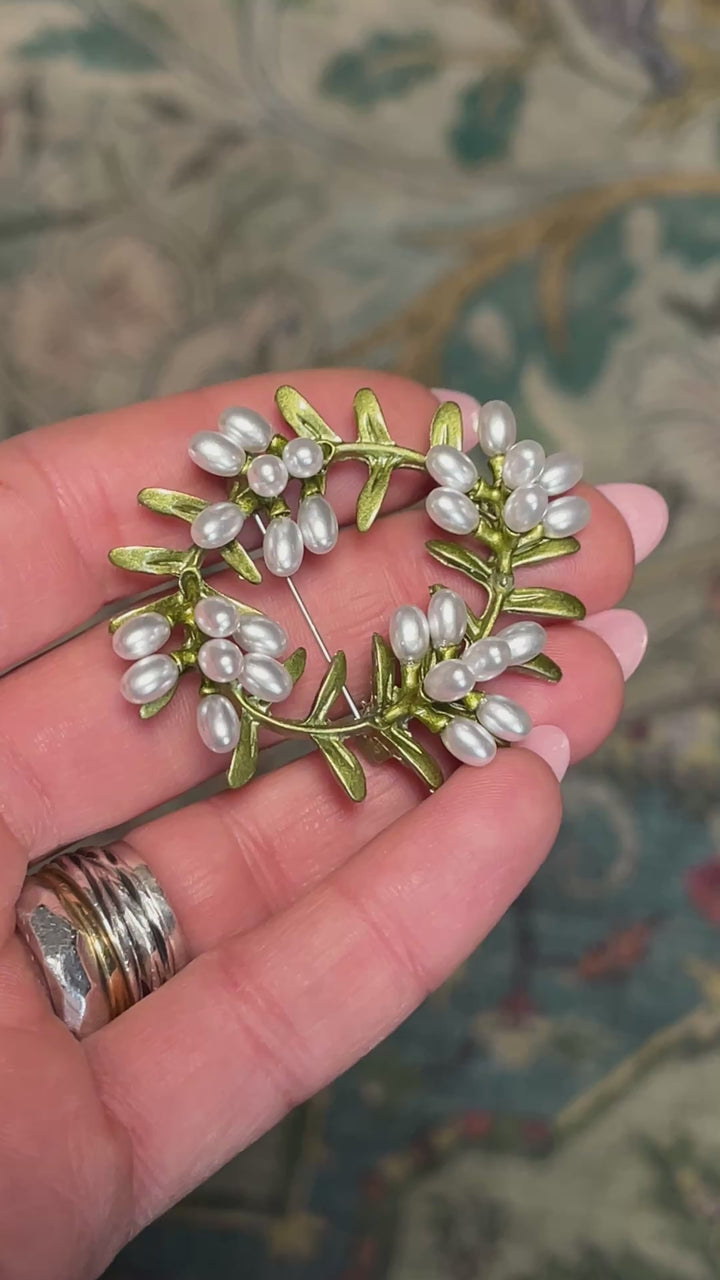 Piespraude / broša smalku pērlīšu vainags