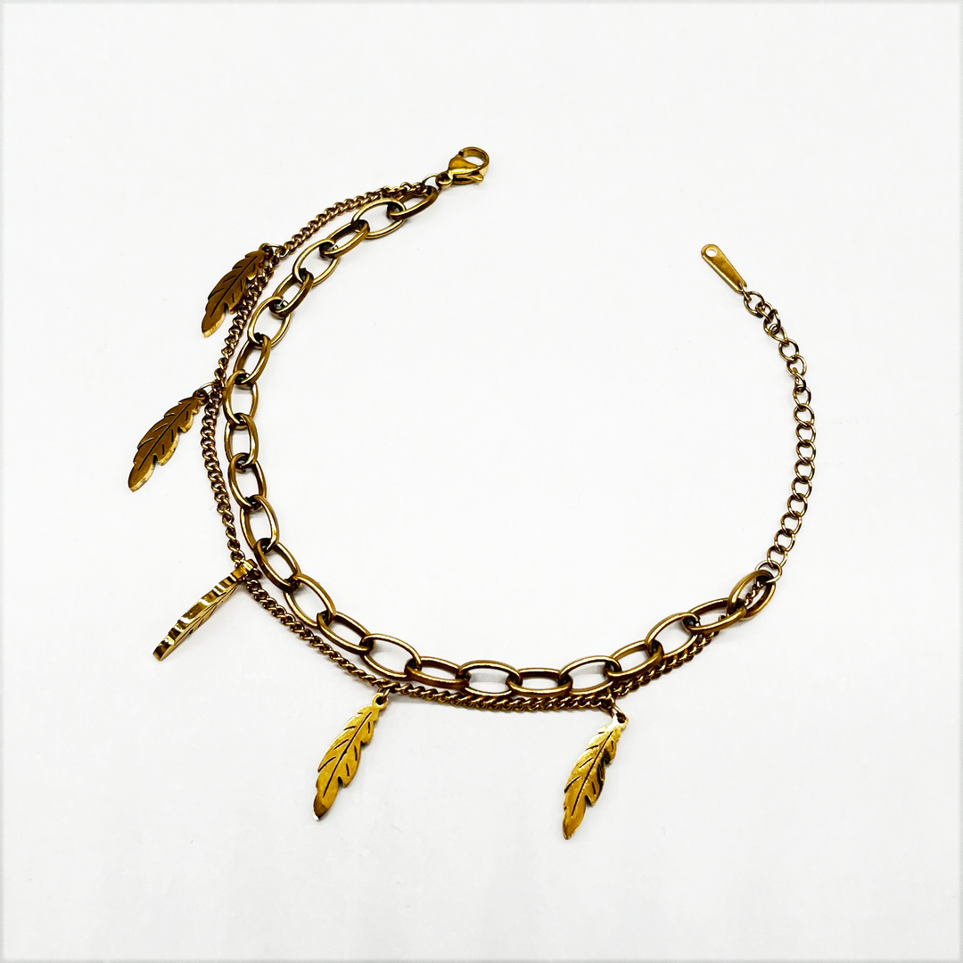 Bracelet with feathers