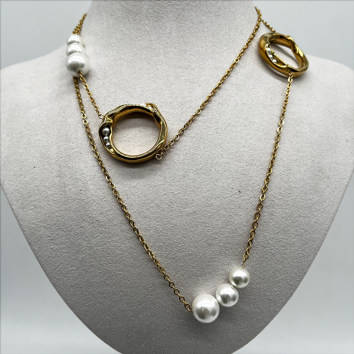 Necklace with freshwater pearls