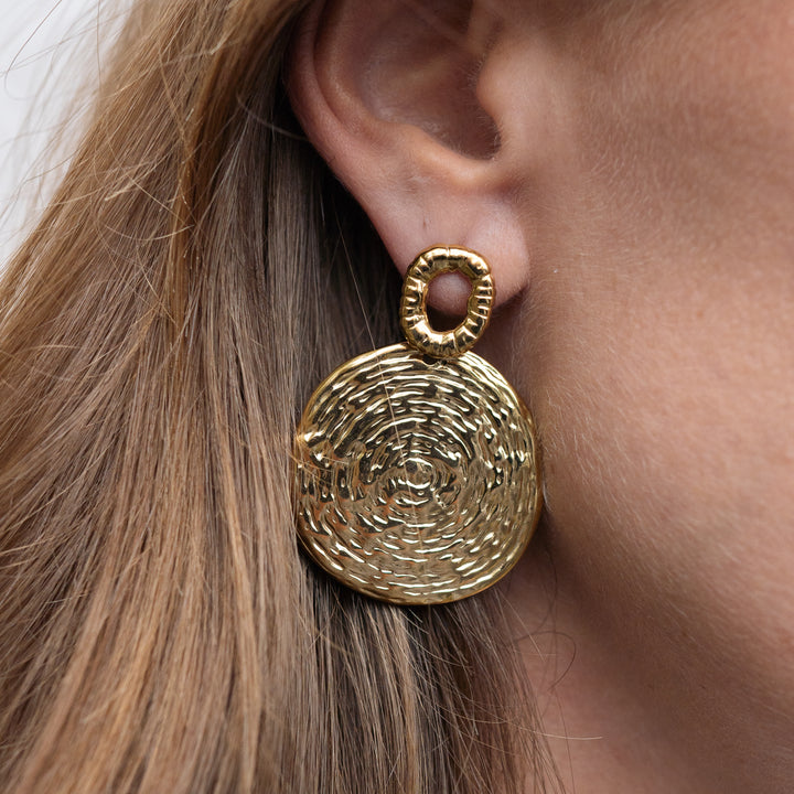 Golden circle growth effect earrings